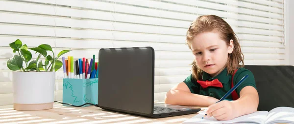 Aranyos Iskolás Gyerek Csinálja Házi Feladatát Egy Tablettel Vagy Laptoppal — Stock Fotó
