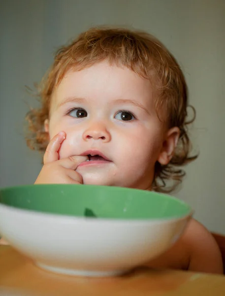 Bebé Comer Sopa Cocina Con Platos Cuchara Lamer Sabrosos Dedos —  Fotos de Stock
