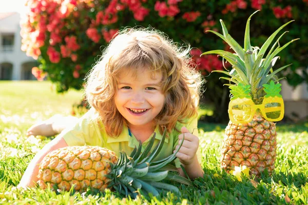 Miúdo Giro Com Abacaxi Frutas Tropicais Frescas Para Crianças Estilo — Fotografia de Stock