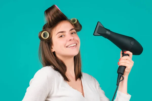Jonge Vrouw Met Haardroger Mooi Meisje Met Recht Haar Drogen — Stockfoto