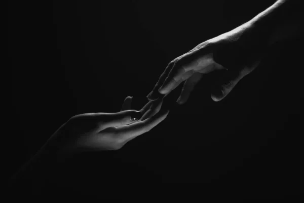 两只手在告别的时刻 爱情用手指触摸 亲爱的 帮助朋友渡过难关 救援的姿态 友谊和拯救的概念 男人和女人牵着手 — 图库照片