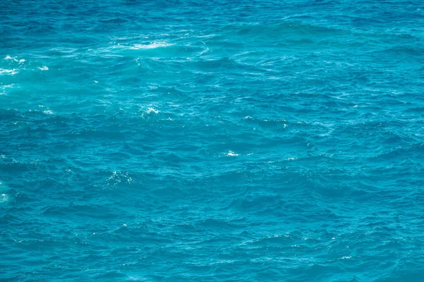 Spokojna Struktura Powierzchni Wody Morskiej Rozpryskami Falami Abstrakcyjne Tło Natury — Zdjęcie stockowe