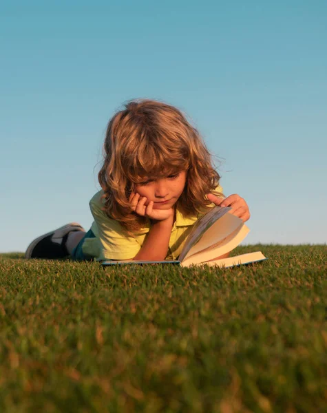 Школа Открытом Воздухе Мотивация Учить Детей Ребенок Читает Книгу Весеннем — стоковое фото