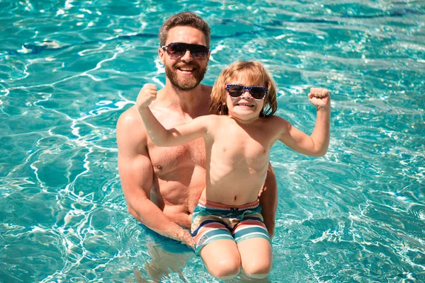 父亲和儿子在游泳池里游泳 暑假全家度假 泳池派对爸爸在游泳池里玩耍的孩子 周末愉快 — 图库照片