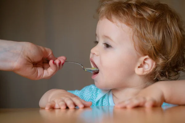 Una Cuchara Alimentando Bebé Madre Dando Comida Saludable Adorable Hijo —  Fotos de Stock