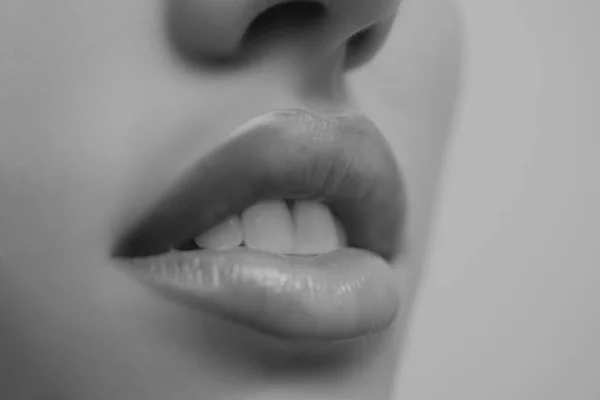 Sinnliche Lippen Frauenmund Mit Weißen Zähnen Weiße Zähne Zahnärztlicher Hintergrund — Stockfoto