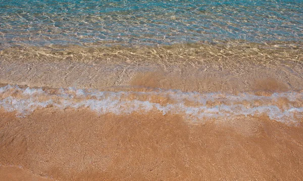 砂浜と熱帯の海 カラフルな海のビーチ 澄んだターコイズブルーの水と砂金 モルディブやハワイの風景 — ストック写真