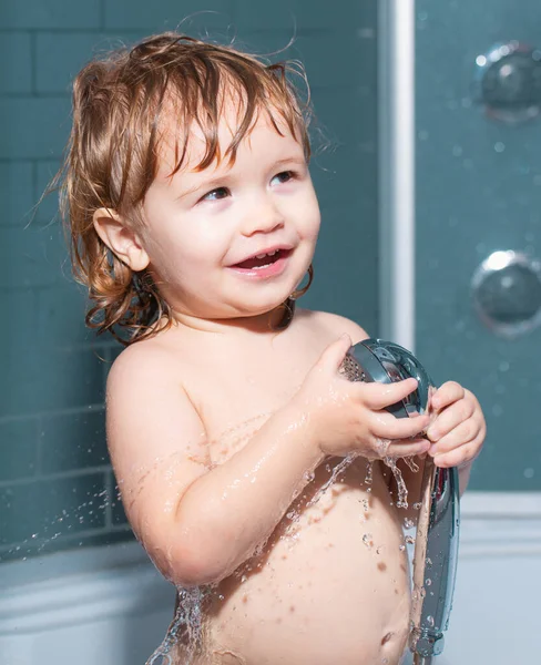 孩子们在淋浴下洗澡 可爱的小孩在泡沫里洗澡 在家里的浴缸里洗澡 — 图库照片
