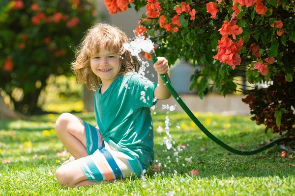 Діти Грають Водяним Садовим Шлангом Подвір Відкритому Повітрі Діти Літні — стокове фото