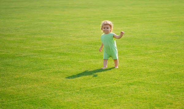 かわいい面白い赤ちゃんの男の子は 庭で芝生の上で遊んで楽しんで ステップをクロールすることを学ぶ — ストック写真