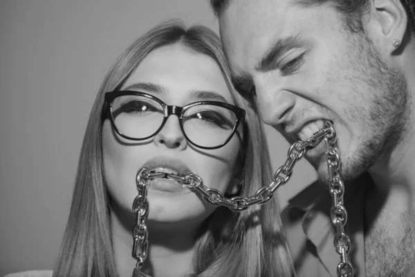 在嘴上有锁链的夫妻 爱情和生活方式概念 一对性感的男人和性感的女人 — 图库照片