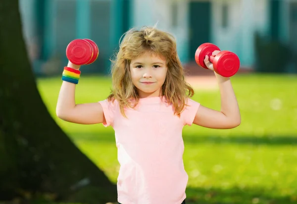Schattige Jongen Pompt Armspieren Met Halter Buiten Het Zomerpark Fitnesskinderen — Stockfoto