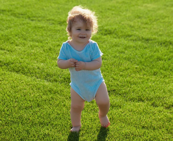 Glückliches Baby Gras Auf Dem Fieald Sommerabend Lächelndes Kind Draußen — Stockfoto