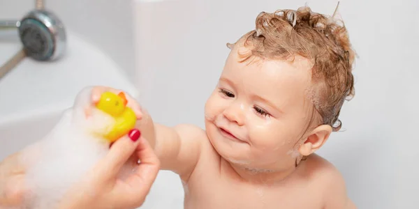 Dziecięca Kąpiel Zabawne Dziecko Kąpane Pianie Myjące Się Wannie Domu — Zdjęcie stockowe