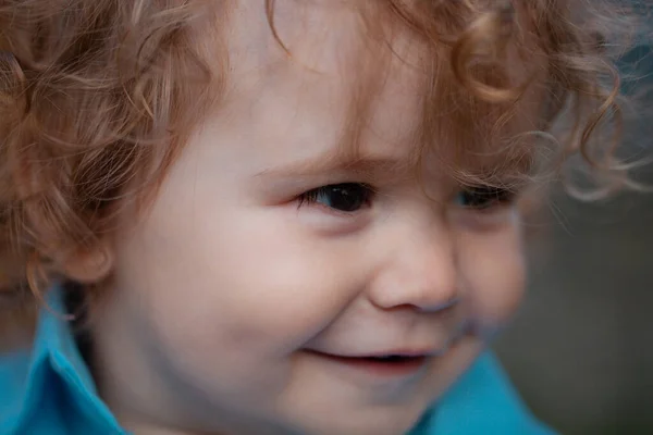 행복하게 아이의 긍정적 아이들의 얼굴을 클로즈업해 귀여운 — 스톡 사진