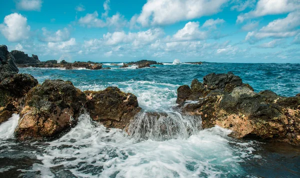 Όμορφα Κύματα Της Θάλασσας Και Βραχώδης Ακτή Έννοια Της Ηρεμίας — Φωτογραφία Αρχείου