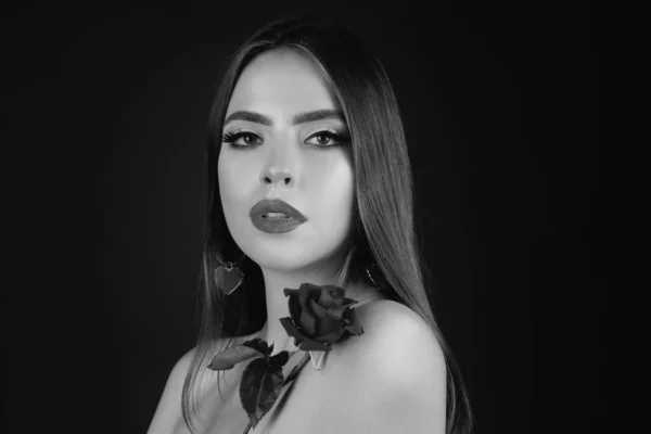 Schoonheidsmode Portret Mooie Vrouw Met Make Roos Bloemen Zwarte Geïsoleerde — Stockfoto