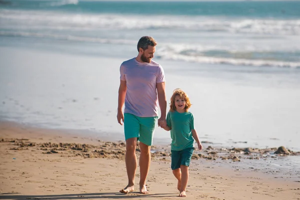 父亲和儿子在夏天的海滩上散步 童年和养育概念 — 图库照片