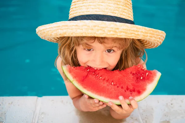 Roligt Konstigt Barn Äter Vattenmelon Nära Poolen — Stockfoto
