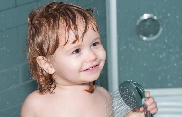 开心的宝宝在泡泡里洗澡 孩子们在淋浴下洗澡 婴儿洗浴 儿童护理和卫生 — 图库照片