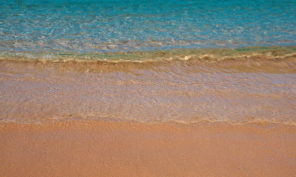 海の背景は 太陽の光と熱帯夏のビーチの性質 砂のビーチ コピースペース付きの海の水 夏休みのコンセプト — ストック写真