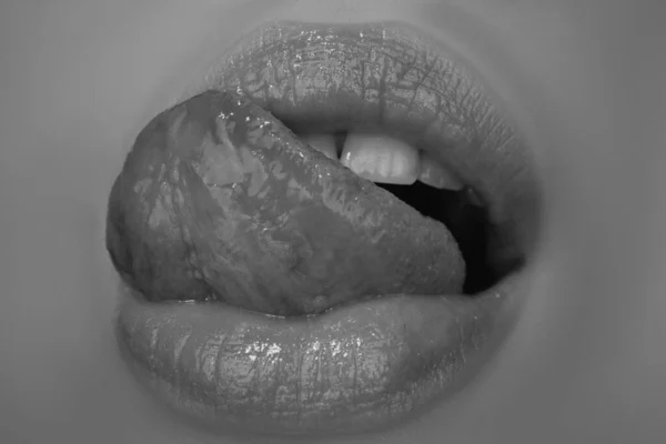 Αισθησιακή Γυναίκα Γουργουρίζει Χείλη Της Μια Σέξι Σαγηνευτική Χειρονομία — Φωτογραφία Αρχείου