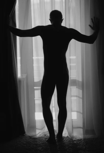 Sexig Bögsiluett Naken Muskulös Ung Man Poserar Fönstret Bakgrundsbelyst Solljus — Stockfoto