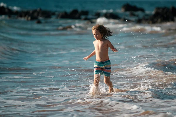 Chico Corriendo Playa Niño Feliz Correr Mar Las Vacaciones Verano —  Fotos de Stock