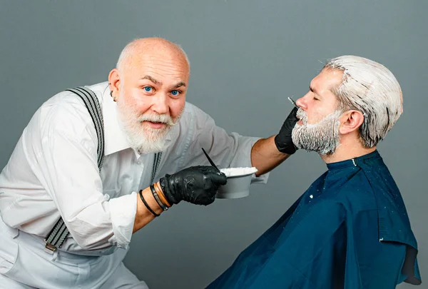 Hippi Adam Için Saç Renginde Kuaför Kuaför Salonunda Saçını Boyatan — Stok fotoğraf