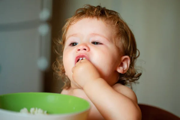 Niño Bebé Comer Sopa Cocina Con Platos Cuchara —  Fotos de Stock