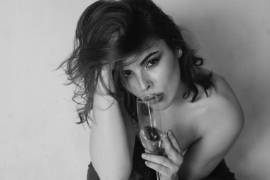 Stüdyoda şarap içen genç bir kadının hüzünlü, şehvetli portresi. Güzel kız model.