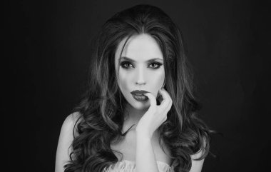 Siyah stüdyoda makyajlı genç bir kadın. Kırmızı dudaklı kadın modelin moda portresi. Çekici, şehvetli, genç ve şık bir hanımın moda portresi.