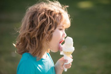 Dondurma yiyen küçük şirin bir çocuğun portresini yakından çek. Çocukluk kavramı