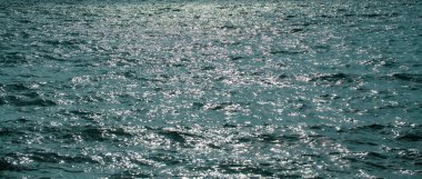 Soyut deniz doğası geçmişi. Güneş ışığında fotokopi uzayıyla birlikte su dalgaları. Tropik plaj. Sulama yeri. Su yüzeyi.