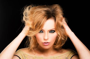 Moda makyajlı şehvetli bir kadın. Yüzü, güzellik salonu, makyaj malzemeleri. Smokey eyes makyaj