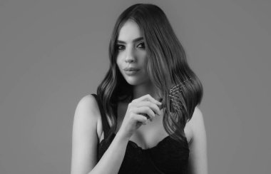 Saçlarını tarayan çekici bir kadın. Güzel kız saçını tarar. Saç bakım konsepti