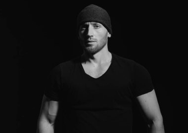 Siyah üzerine yakışıklı bir adamın portresi. Kendine güvenen ve zalim bir adam.