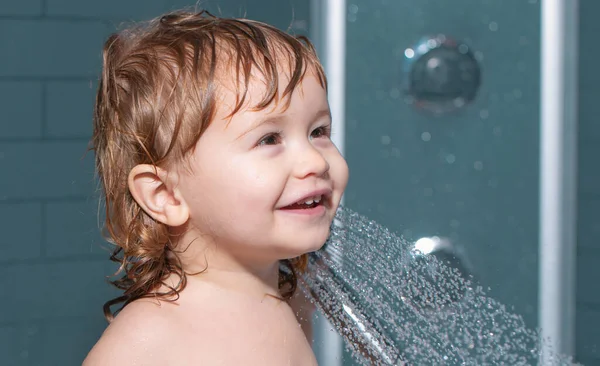 귀여운 아이가 욕조에서 베이비 목욕을 아이의 — 스톡 사진