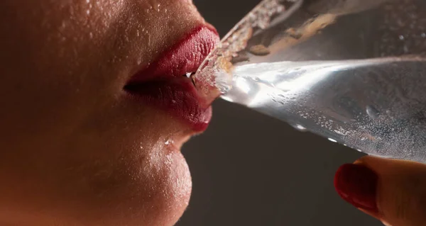 Frau Trinkt Cocktail Nahaufnahme Nasse Sexy Lippen Junges Mädchen Trinkt — Stockfoto