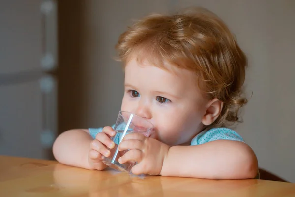 아기가 한잔을 마시고 아이들을 환경에서 마시는 어린아이의 — 스톡 사진