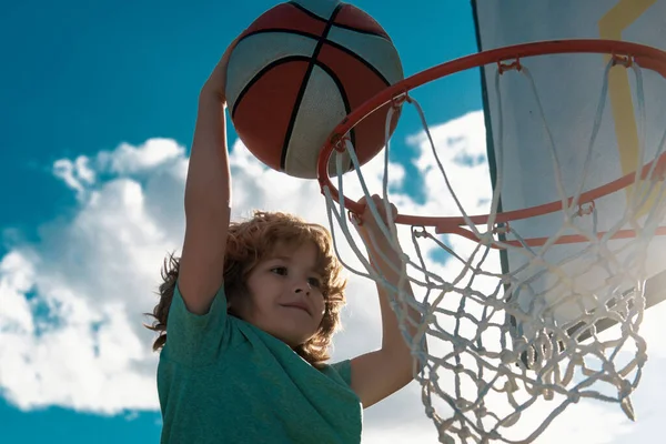 健康儿童的生活方式 儿童篮球运动员灌篮的特写脸 — 图库照片