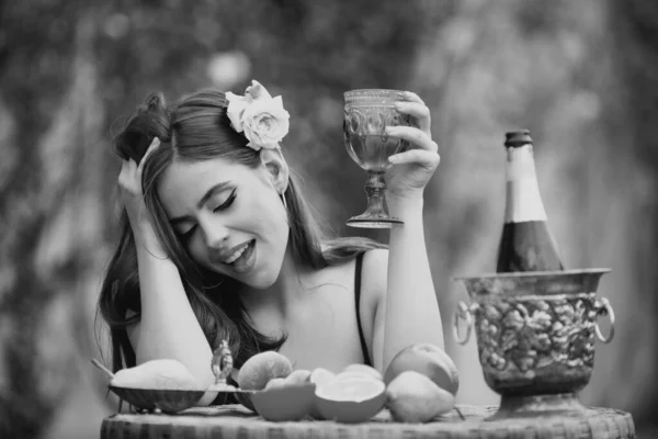 Photo Amazing Positive Woman Outdoors Drinking Champagne Italian Hispanic Sensual — Stock Photo, Image
