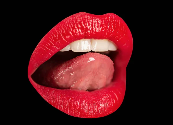 性感的嘴唇 宏观摄影女性面对细节 唇彩化妆品 红色口红 柔和的性感唇漂亮的女孩嘴 关闭了 与白种人隔离 — 图库照片