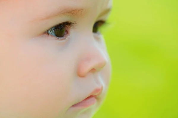 小さな赤ん坊の肖像画 子供のマクロクロップドフェイスの概念をクローズアップ 頭部撮影子供の肖像画 — ストック写真