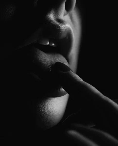입술로 손가락핥기 입으로 손가락을 아름다운 입술의 — 스톡 사진