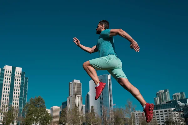 市内公園を走るアスリートランナーの足 屋外でジョギングの概念 都市を舞台に運動する男 — ストック写真