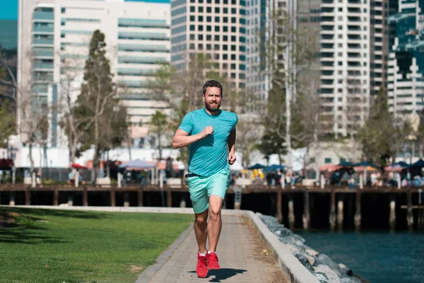 アクティブな健康的なランナージョギング屋外 スポーツと健康的なライフスタイル 都会の公園を走る若い運動選手 — ストック写真