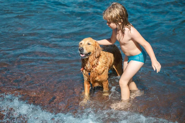 Παιδί Παίζει Σκυλί Στα Νερά Της Θάλασσας Στην Παραλία — Φωτογραφία Αρχείου