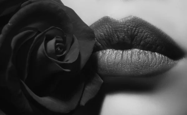 美容赤い唇メイクの詳細 口紅を閉じて唇 美しいです女性唇とともにローズ — ストック写真