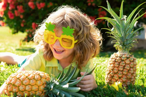 Jovem Garoto Engraçado Segurando Abacaxi Sorrindo Quintal Miúdo Com Ananás — Fotografia de Stock